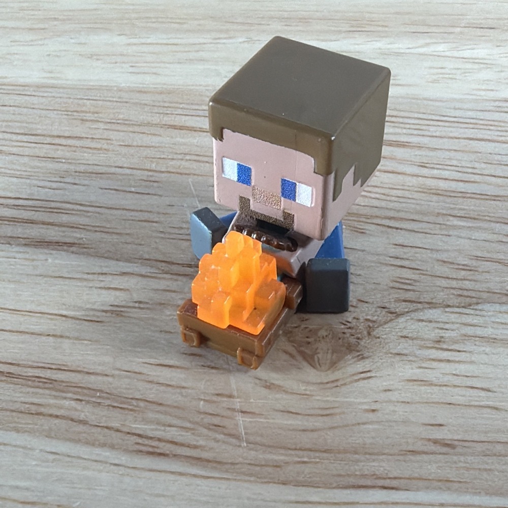 Minecraft Village & Pillage Series 21 Mini Figures Steve NEW